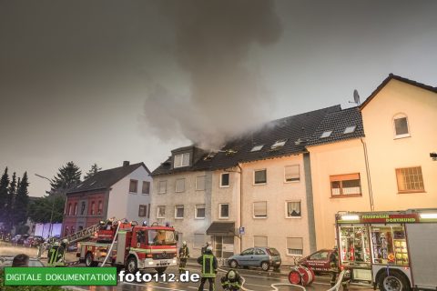 Provinzialstr.-Dachstuhlbrand-002Nacht