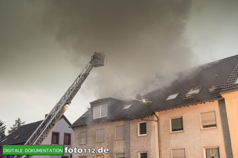 Provinzialstr.-Dachstuhlbrand-003Nacht
