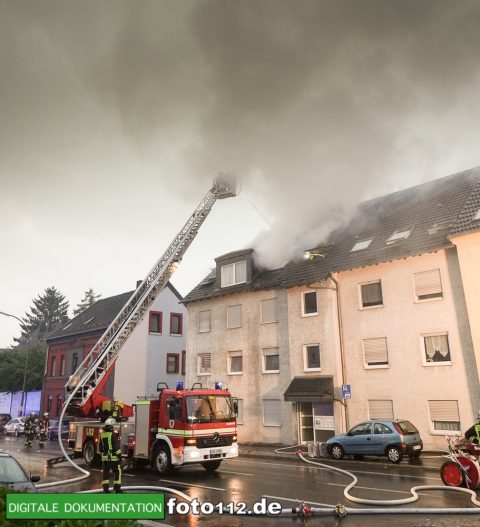 Provinzialstr.-Dachstuhlbrand-004Nacht