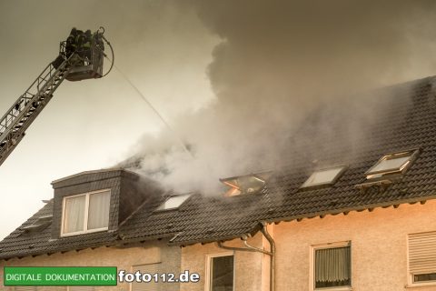 Provinzialstr.-Dachstuhlbrand-005Nacht