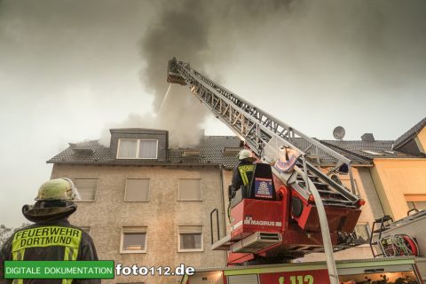 Provinzialstr.-Dachstuhlbrand-006Nacht
