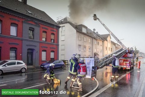 Provinzialstr.-Dachstuhlbrand-007Nacht