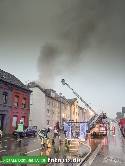 Provinzialstr.-Dachstuhlbrand-008Nacht