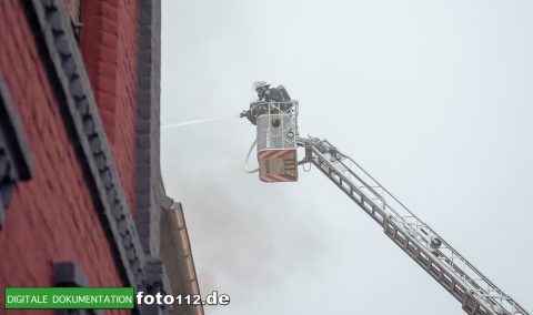 Provinzialstr.-Dachstuhlbrand-012Nacht