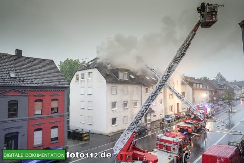 Provinzialstr.-Dachstuhlbrand-017Nacht