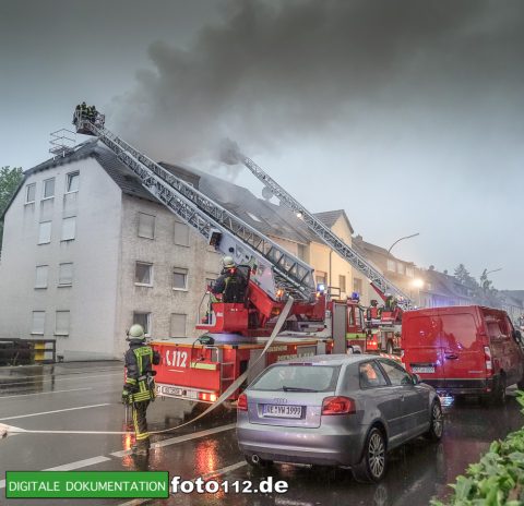 Provinzialstr.-Dachstuhlbrand-019Nacht