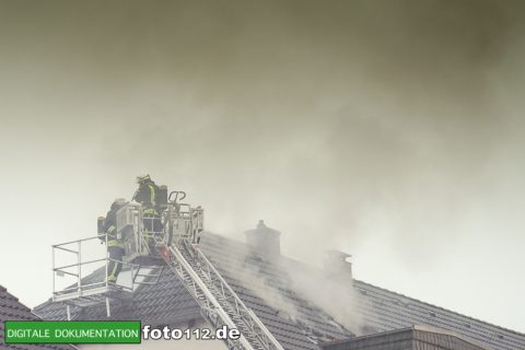 Provinzialstr.-Dachstuhlbrand-025Nacht