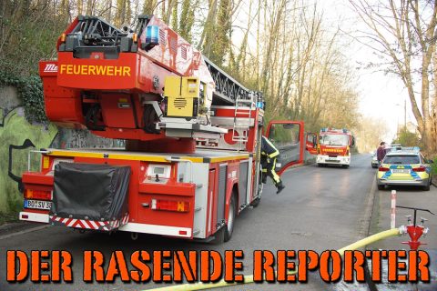 PKW-brennen-auf-Zug-004