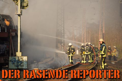 PKW-brennen-auf-Zug-008
