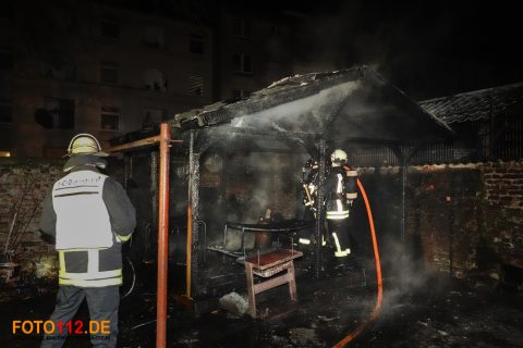 Gartenhuette-brennt-002