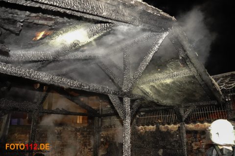 Gartenhuette-brennt-005