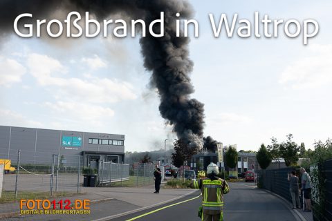 Lagerhalle-brennt-001