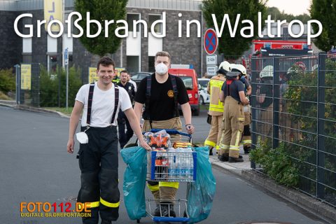 Lagerhalle-brennt-046